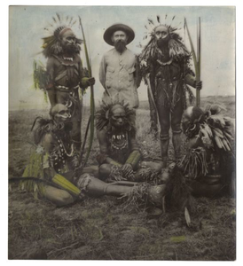 229003 H. Geurtjens poseert met vijf mannen van de Marind-anim in vol ornaat, in het achterland van Okaba (Indonesië)
